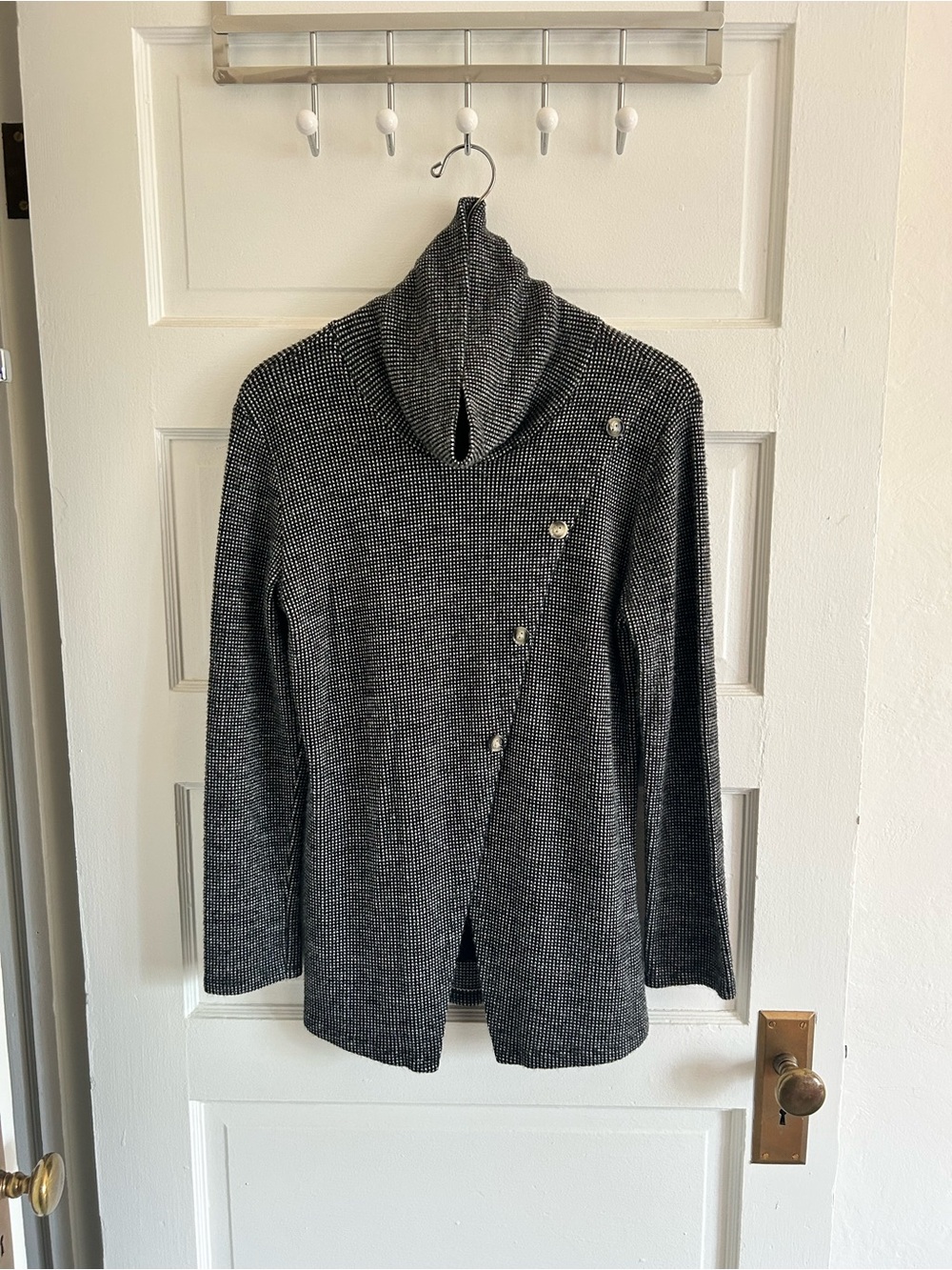 👚 [Cherishh] Knit Mock Turtleneck, Black / White, Size L?, Italian, EUC